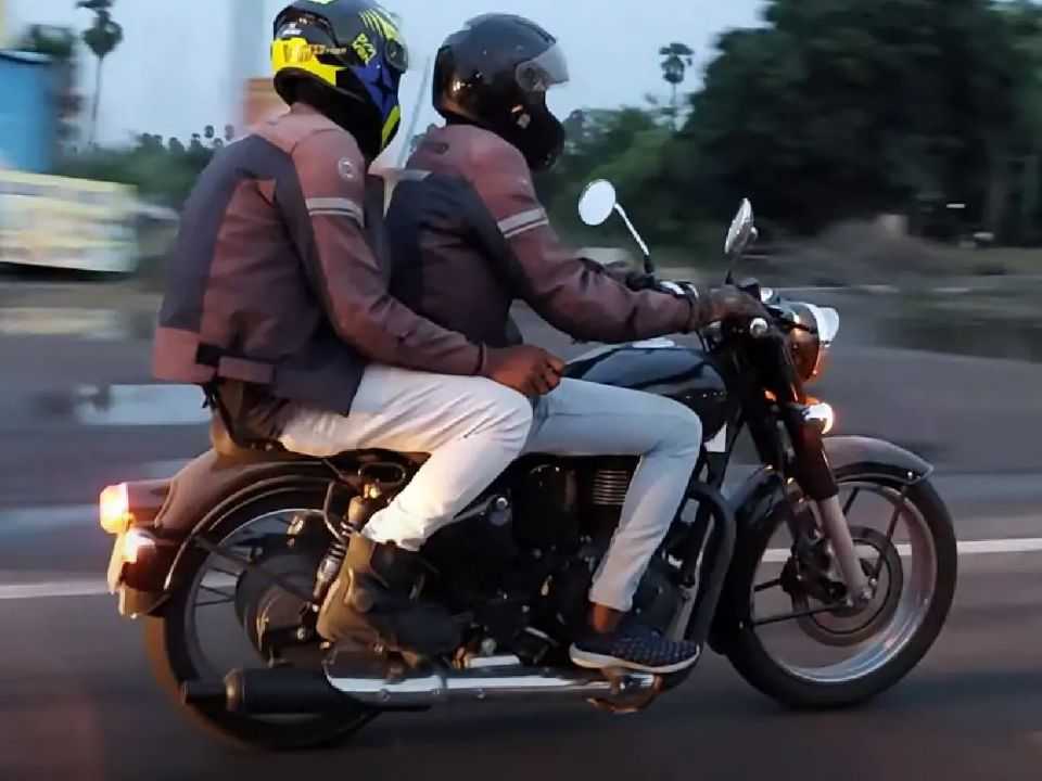 Nova Royal Enfield Classic 350 ?flagrada na ndia